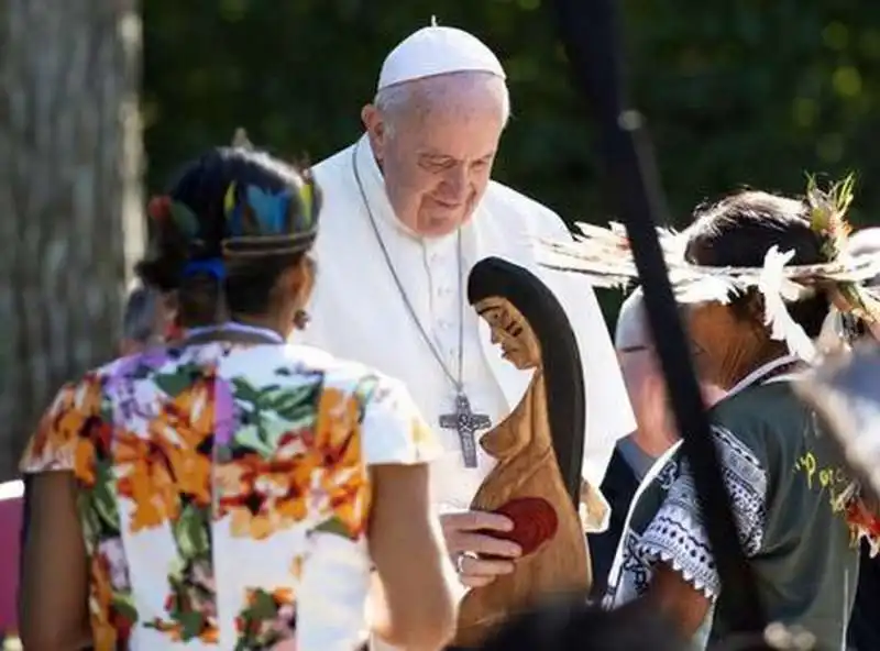 papa francesco con la divinita' pagana pachamama