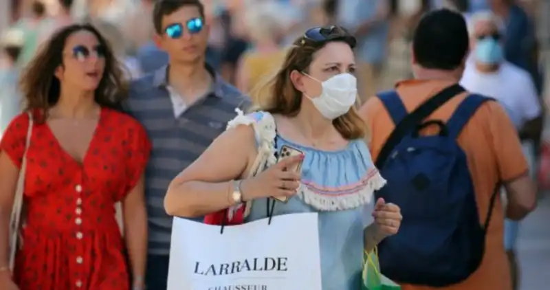 parigi mascherine contagi