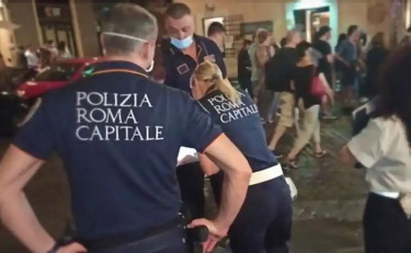 POLIZIA MUNICIPALE MULTA CHI NON INDOSSA LA MASCHERINA