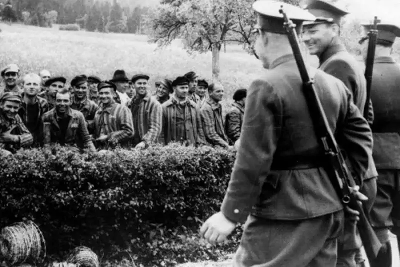 prigionieri di dachau felici di vedere le guardie del liechtenstein