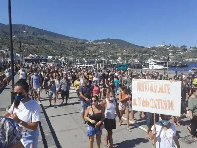 protesta a lipari dopo la morte di lorenza famularo 1