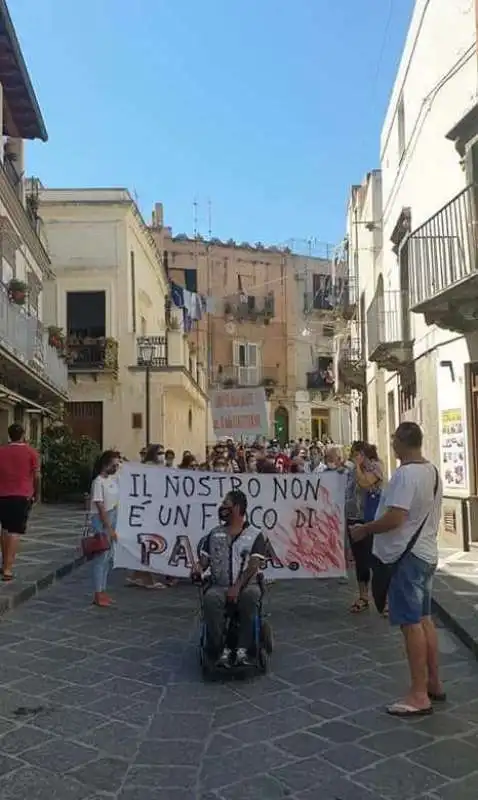 protesta a lipari dopo la morte di lorenza famularo 3