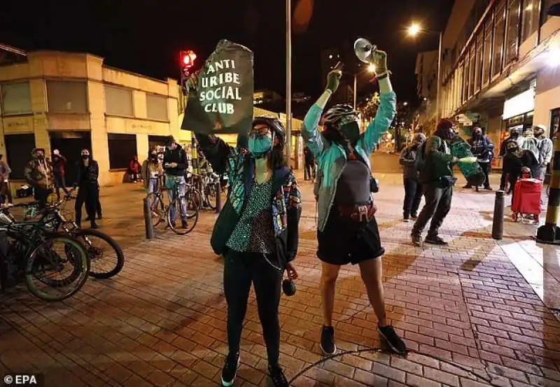 PROTESTE CONTRO ALVARO URIBE 