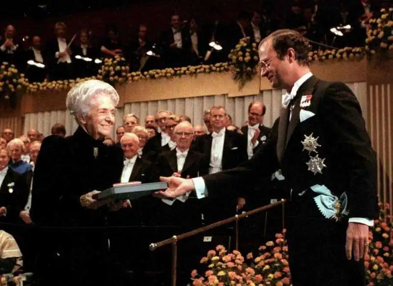 rita levi montalcini riceve il nobel vestita con un abito di roberto capucci