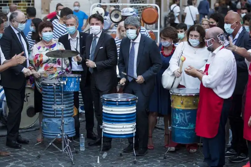 roberto gualtieri teresa bellanova giuseppe conte roberto fico elena bonetti suonano il tamburo 7