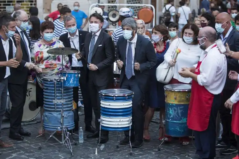 roberto gualtieri teresa bellanova giuseppe conte roberto fico elena bonetti suonano il tamburo 