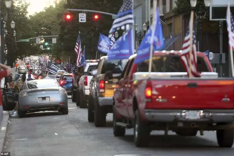 scontri a portland tra supporter di trump e black lives matter 2