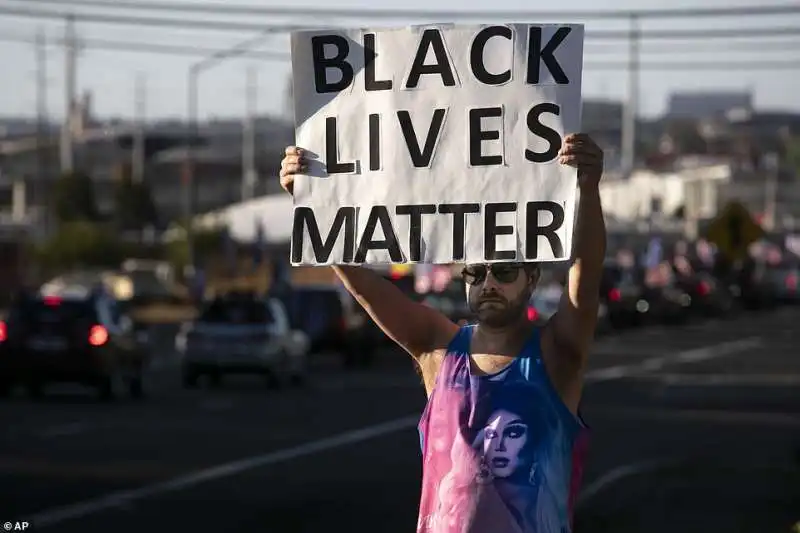 scontri a portland tra supporter di trump e black lives matter 4