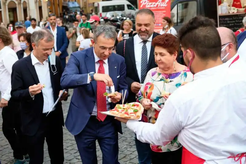 sergio costa e teresa bellanova  mangiano la pizza