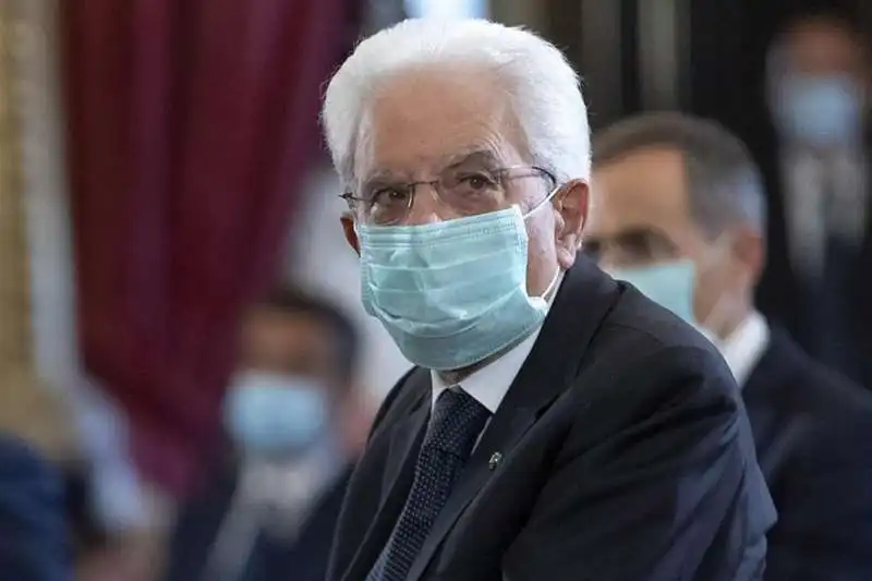 sergio mattarella con la mascherina 