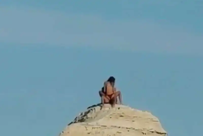 sesso in cima allo scoglio di torre sant'andrea in salento