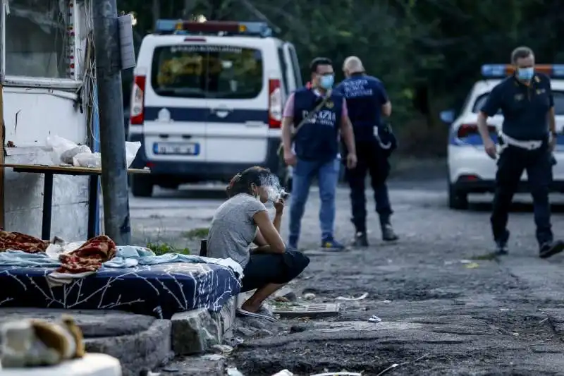 sgombero  campo rom di via del foro italico a roma 18