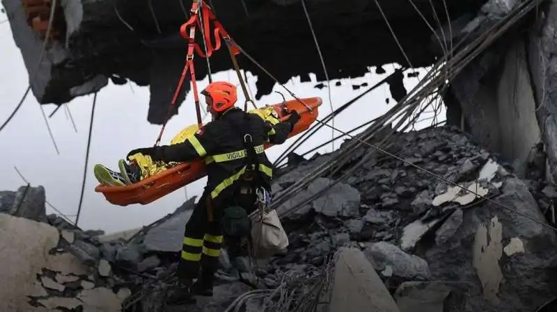 soccorsi dopo il crollo del ponte morandi 