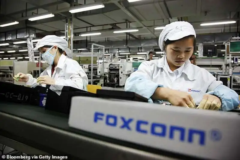 stabilimento foxconn   dove si costruiscono gli iphone 