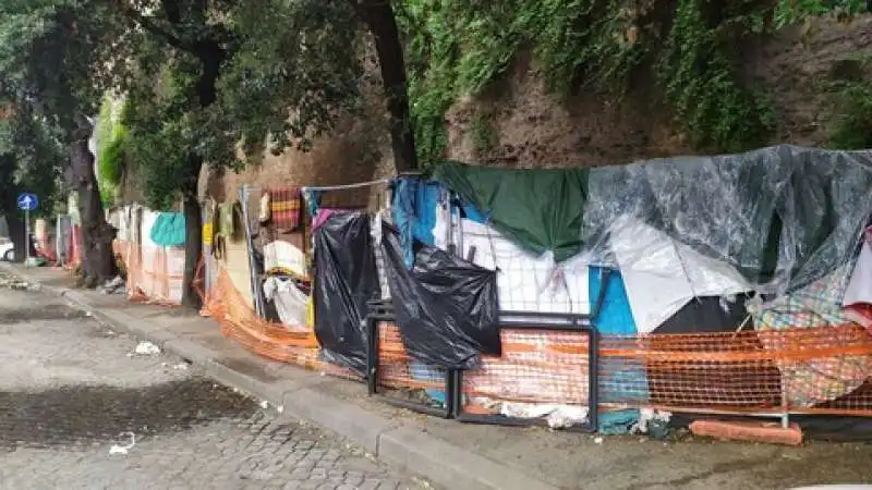 TENDOPOLI A VIALE PRETORIANO A ROMA 