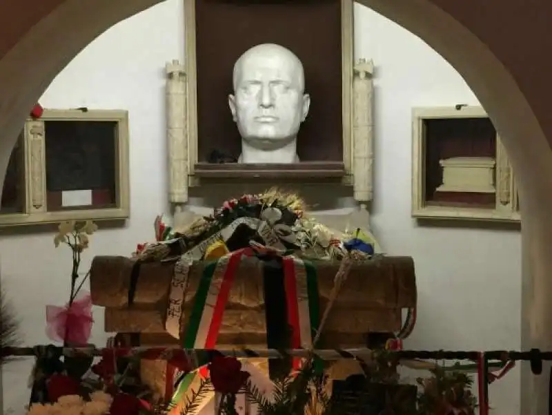 TOMBA DI MUSSOLINI A PREDAPPIO