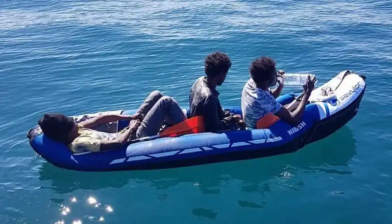 tre migranti sul canale della manica con un barchino gonfiabile  1