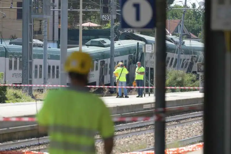 treno deraglia a carnate 11