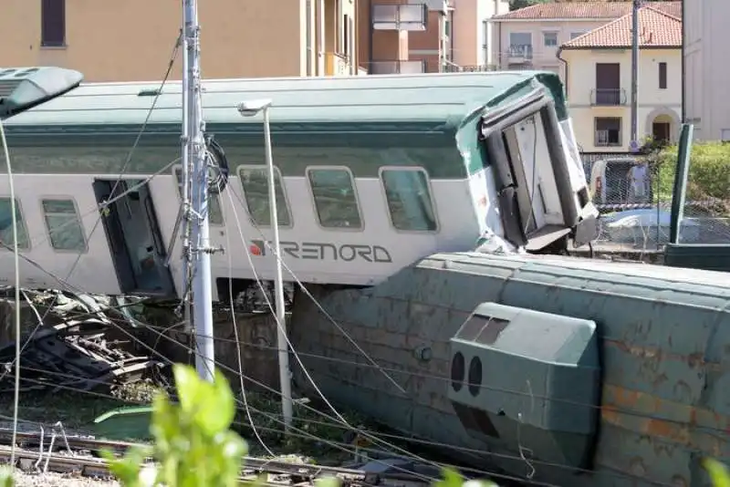 treno deraglia a carnate