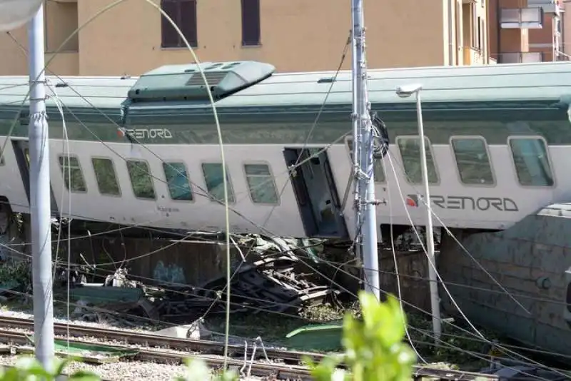 treno deraglia a carnate 18