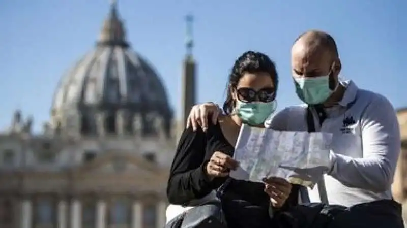 turisti a roma con la mascherina 