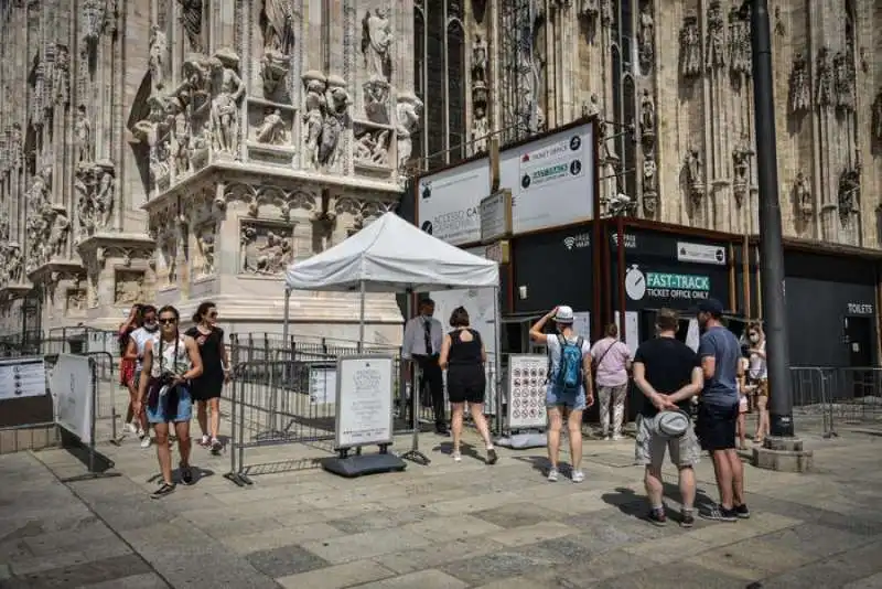 turisti al duomo di milano 