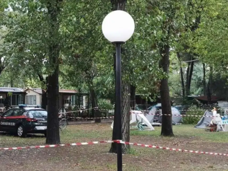 un albero cade in un campeggio di marina di massa e uccide due sorelle