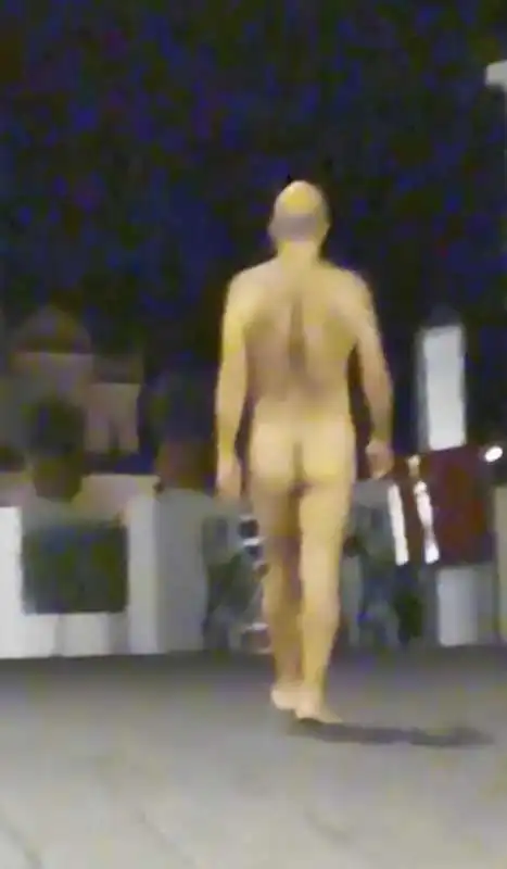 uomo nudo a spasso in piazzetta a capri 3