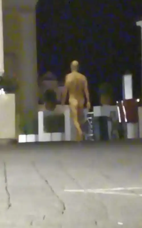 uomo nudo a spasso in piazzetta a capri 4