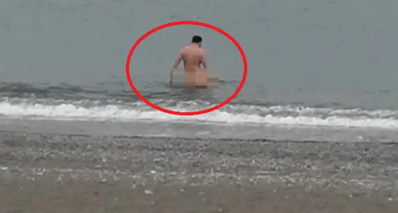 uomo nudo in mare 