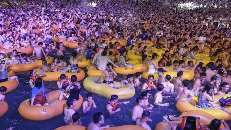 WUHAN - CENTINAIA DI RAGAZZI IN PISCINA PER UN FESTIVAL DI MUSICA ELETTRONICA     