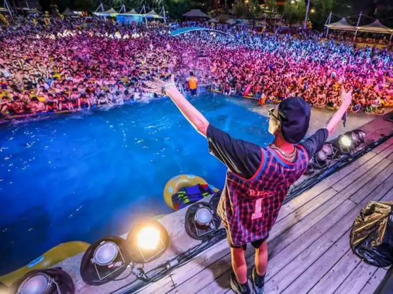 WUHAN - CENTINAIA DI RAGAZZI IN PISCINA PER UN FESTIVAL DI MUSICA ELETTRONICA        