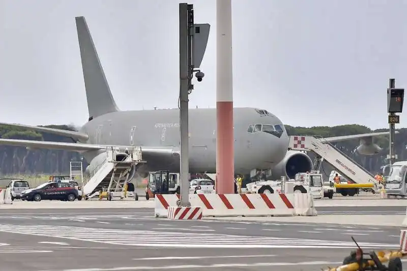 AEREO CON GLI ITALIANI ATTERRATO A ROMA 