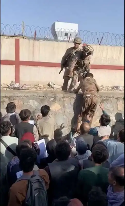 afghani in fuga all aeroporto di kabul 