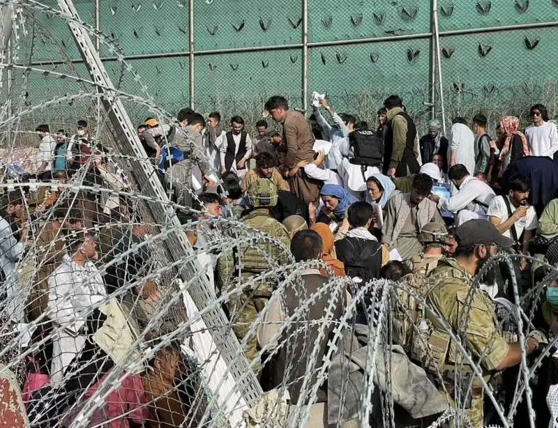 afghani in fuga all aeroporto di kabul  2