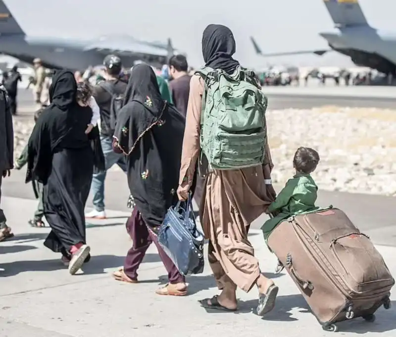 afghani in fuga dall aeroporto di kabul  2