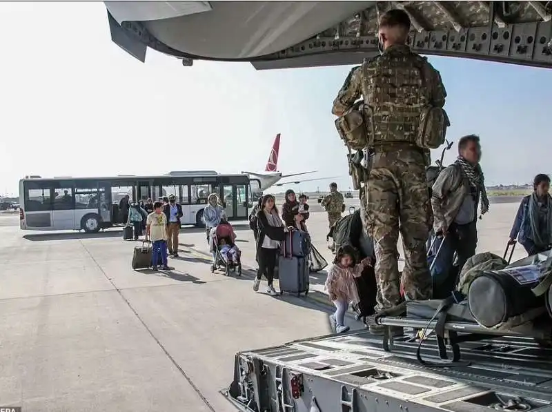 afghanistan   evacuazione di cittadini afghani all aeroporto di kabul 2