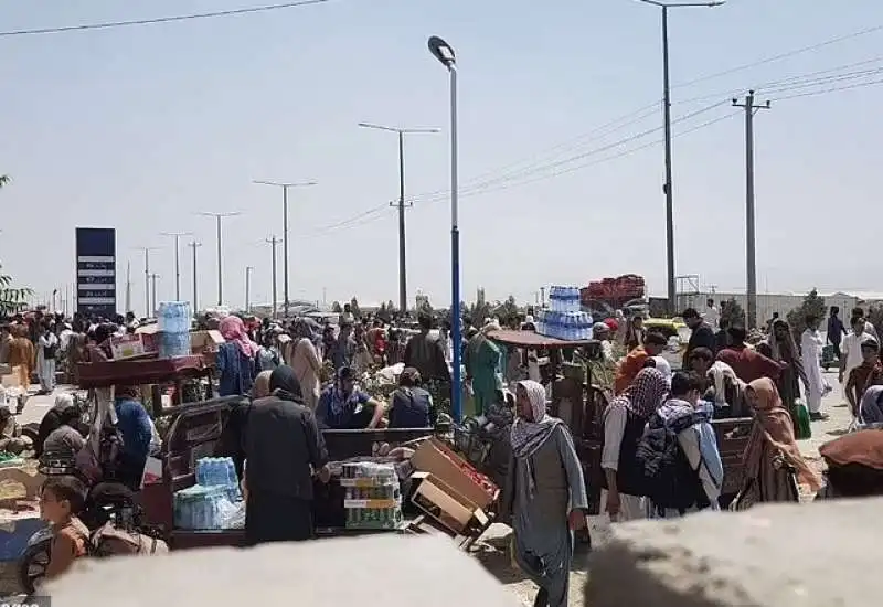 afghanistan   evacuazione di cittadini afghani all aeroporto di kabul 4