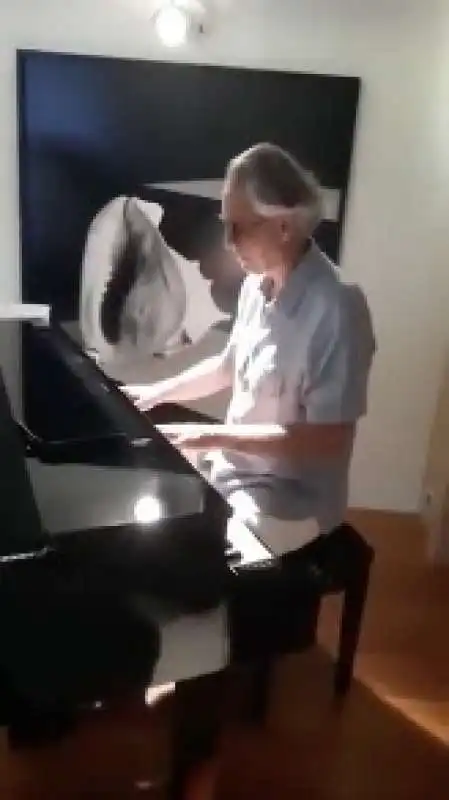 andrea bocelli suona il pianoforte sullo yacht di riccardo silva