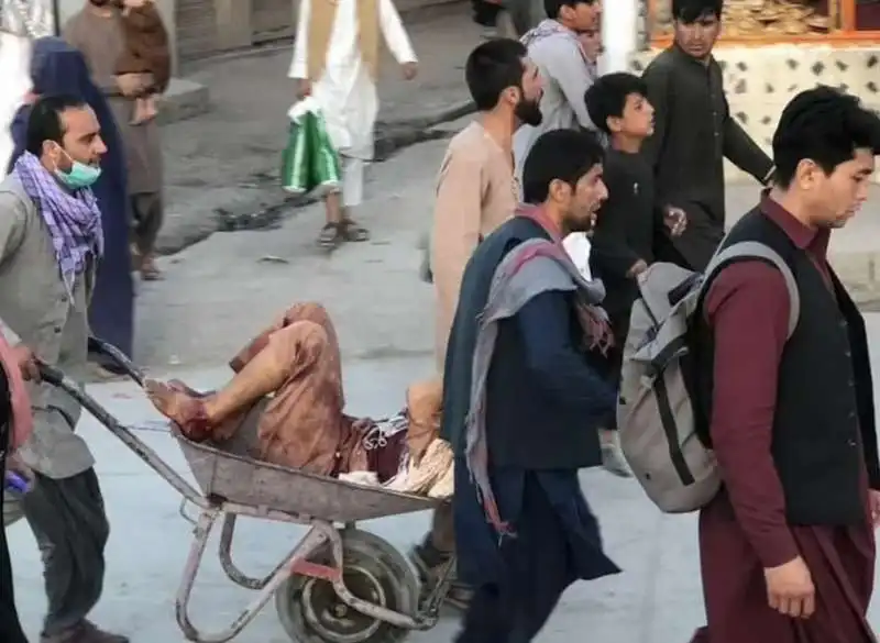 attentato suicida all aeroporto di kabul  