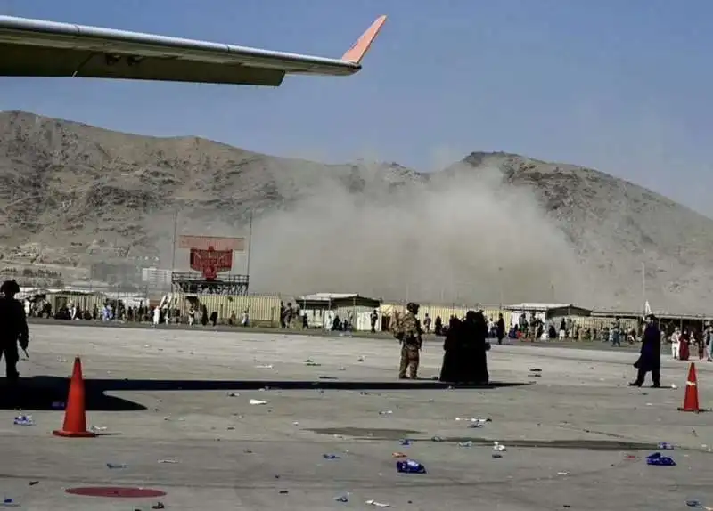 attentato suicida all aeroporto di kabul  3