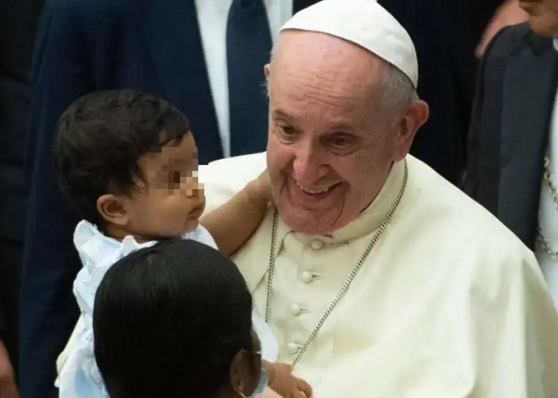 bergoglio con un bambino in braccio