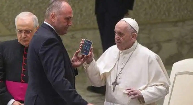 bergoglio interrompe l'udienza generale per rispondere al telefono.  