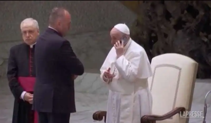 bergoglio interrompe l'udienza generale per rispondere al telefono  6