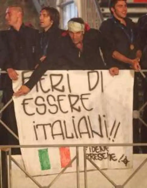 buffon e lo striscione con la croce celtica