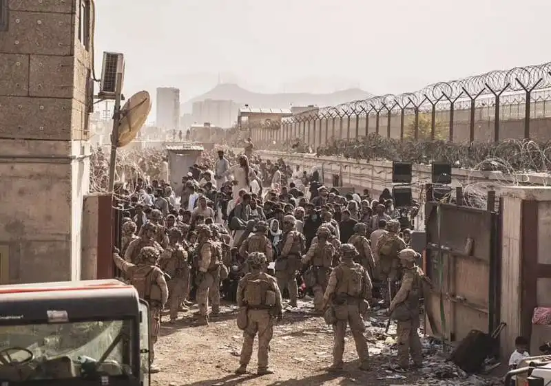 caos all aeroporto di kabul 