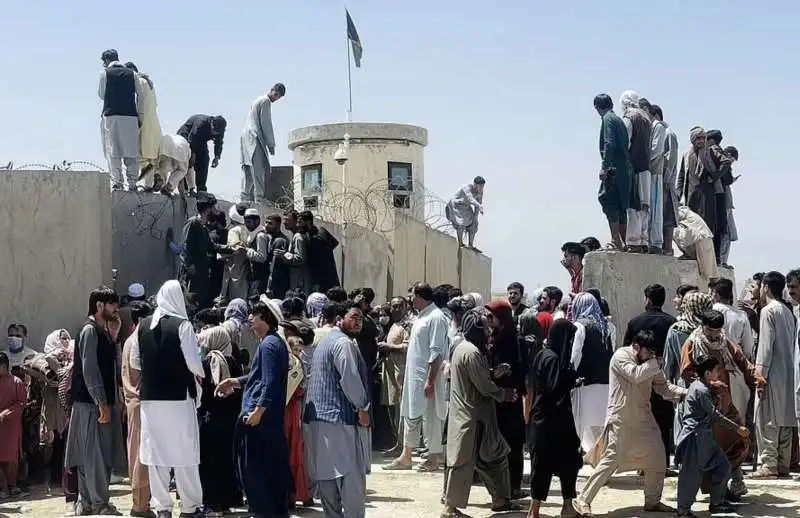 caos all aeroporto di kabul 