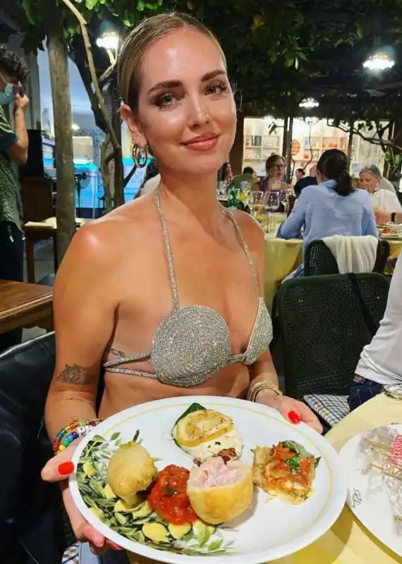 chiara ferragni a capri  7