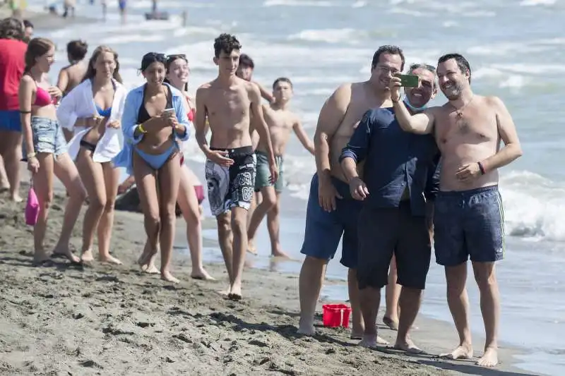 CLAUDIO DURIGON E MATTEO SALVINI FANNO SELFIE IN SPIAGGIA