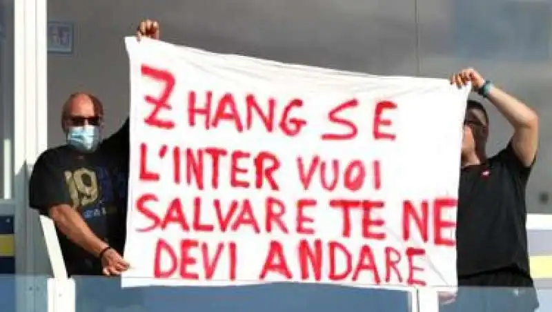 contestazione tifosi inter contro proprieta zhang 4